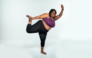 Genç bir kadın spor salonunda pilates ve fonksiyonel eğitim yapıyor. Spor, spor ve kilo kaybı kavramı