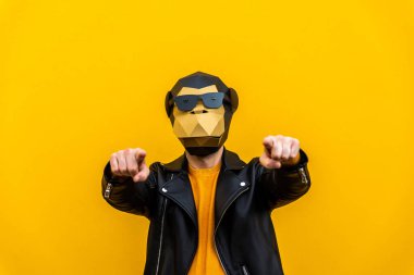 Renkli arka planda komik düşük polyester maskeli mutlu bir adam reklamcılık için yaratıcı kavramsal bir fikir düşük poligami kağıt maskeli bir yetişkin komik pozlar veriyor.