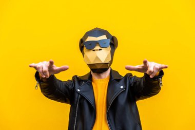 Renkli arka planda komik düşük polyester maskeli mutlu bir adam reklamcılık için yaratıcı kavramsal bir fikir düşük poligami kağıt maskeli bir yetişkin komik pozlar veriyor.