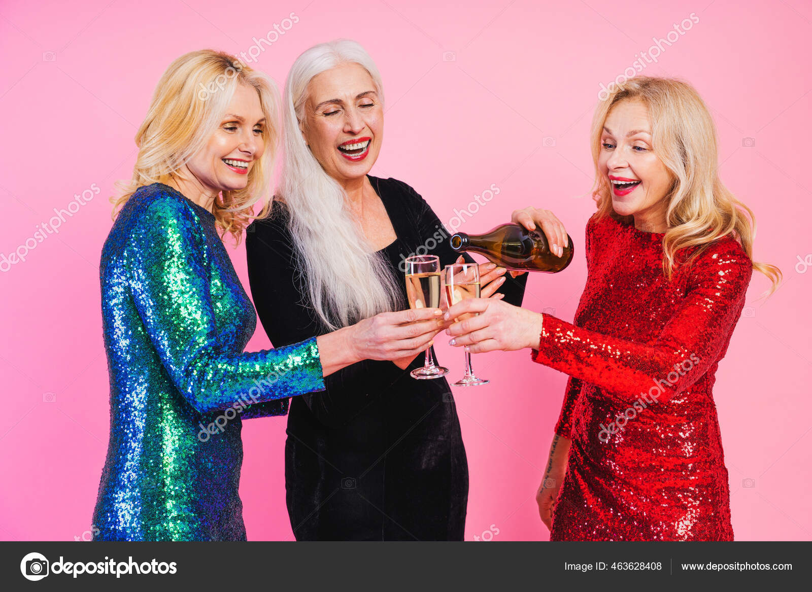 Smukke Ældre Kvinder Med Festlig Elgant Kjole Have Det Sjovt — © oneinchpunch #463628408