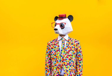 Renkli arka planda komik düşük polyester maskeli mutlu bir adam reklamcılık için yaratıcı kavramsal bir fikir düşük poligami kağıt maskeli bir yetişkin komik pozlar veriyor.