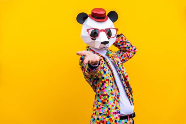 Renkli arka planda komik düşük polyester maskeli mutlu bir adam reklamcılık için yaratıcı kavramsal bir fikir düşük poligami kağıt maskeli bir yetişkin komik pozlar veriyor.