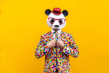 Renkli arka planda komik düşük polyester maskeli mutlu bir adam reklamcılık için yaratıcı kavramsal bir fikir düşük poligami kağıt maskeli bir yetişkin komik pozlar veriyor.