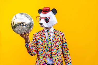 Renkli arka planda komik düşük polyester maskeli mutlu bir adam reklamcılık için yaratıcı kavramsal bir fikir düşük poligami kağıt maskeli bir yetişkin komik pozlar veriyor.