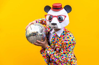 Renkli arka planda komik düşük polyester maskeli mutlu bir adam reklamcılık için yaratıcı kavramsal bir fikir düşük poligami kağıt maskeli bir yetişkin komik pozlar veriyor.