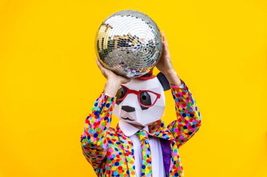 Renkli arka planda komik düşük polyester maskeli mutlu bir adam reklamcılık için yaratıcı kavramsal bir fikir düşük poligami kağıt maskeli bir yetişkin komik pozlar veriyor.