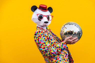 Renkli arka planda komik düşük polyester maskeli mutlu bir adam reklamcılık için yaratıcı kavramsal bir fikir düşük poligami kağıt maskeli bir yetişkin komik pozlar veriyor.