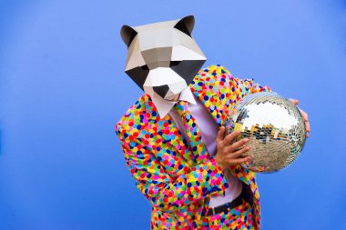 Renkli arka planda komik düşük polyester maskeli mutlu bir adam reklamcılık için yaratıcı kavramsal bir fikir düşük poligami kağıt maskeli bir yetişkin komik pozlar veriyor.