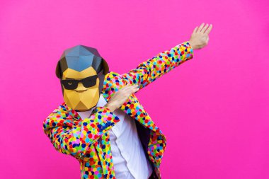 Renkli arka planda komik düşük polyester maskeli mutlu bir adam reklamcılık için yaratıcı kavramsal bir fikir düşük poligami kağıt maskeli bir yetişkin komik pozlar veriyor.