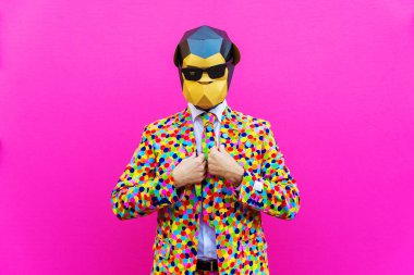 Renkli arka planda komik düşük polyester maskeli mutlu bir adam reklamcılık için yaratıcı kavramsal bir fikir düşük poligami kağıt maskeli bir yetişkin komik pozlar veriyor.