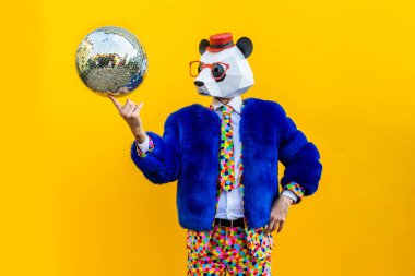 Renkli arka planda komik düşük polyester maskeli mutlu bir adam reklamcılık için yaratıcı kavramsal bir fikir düşük poligami kağıt maskeli bir yetişkin komik pozlar veriyor.