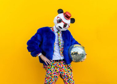Renkli arka planda komik düşük polyester maskeli mutlu bir adam reklamcılık için yaratıcı kavramsal bir fikir düşük poligami kağıt maskeli bir yetişkin komik pozlar veriyor.