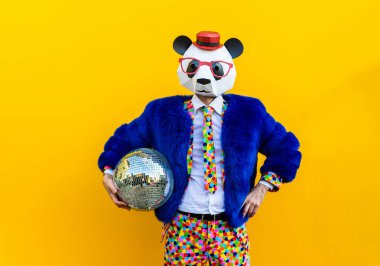 Renkli arka planda komik düşük polyester maskeli mutlu bir adam reklamcılık için yaratıcı kavramsal bir fikir düşük poligami kağıt maskeli bir yetişkin komik pozlar veriyor.