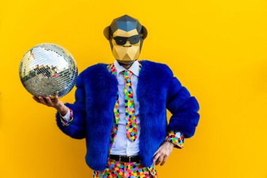 Renkli arka planda komik düşük polyester maskeli mutlu bir adam reklamcılık için yaratıcı kavramsal bir fikir düşük poligami kağıt maskeli bir yetişkin komik pozlar veriyor.