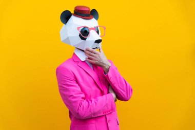Renkli arka planda komik düşük polyester maskeli mutlu bir adam reklamcılık için yaratıcı kavramsal bir fikir düşük poligami kağıt maskeli bir yetişkin komik pozlar veriyor.