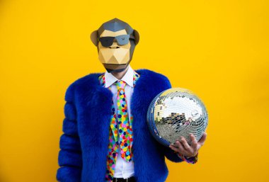 Renkli arka planda komik düşük polyester maskeli mutlu bir adam reklamcılık için yaratıcı kavramsal bir fikir düşük poligami kağıt maskeli bir yetişkin komik pozlar veriyor.