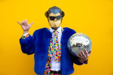 Renkli arka planda komik düşük polyester maskeli mutlu bir adam reklamcılık için yaratıcı kavramsal bir fikir düşük poligami kağıt maskeli bir yetişkin komik pozlar veriyor.