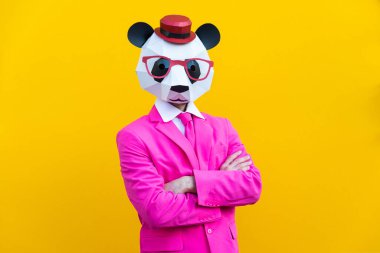Renkli arka planda komik düşük polyester maskeli mutlu bir adam reklamcılık için yaratıcı kavramsal bir fikir düşük poligami kağıt maskeli bir yetişkin komik pozlar veriyor.