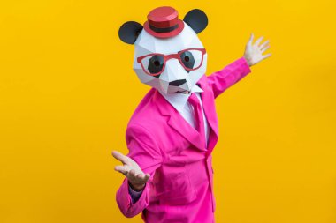 Renkli arka planda komik düşük polyester maskeli mutlu bir adam reklamcılık için yaratıcı kavramsal bir fikir düşük poligami kağıt maskeli bir yetişkin komik pozlar veriyor.
