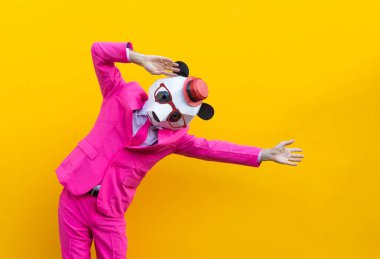 Renkli arka planda komik düşük polyester maskeli mutlu bir adam reklamcılık için yaratıcı kavramsal bir fikir düşük poligami kağıt maskeli bir yetişkin komik pozlar veriyor.