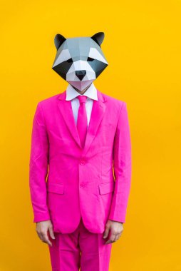 Renkli arka planda komik düşük polyester maskeli mutlu bir adam reklamcılık için yaratıcı kavramsal bir fikir düşük poligami kağıt maskeli bir yetişkin komik pozlar veriyor.
