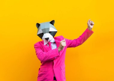 Renkli arka planda komik düşük polyester maskeli mutlu bir adam reklamcılık için yaratıcı kavramsal bir fikir düşük poligami kağıt maskeli bir yetişkin komik pozlar veriyor.
