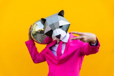 Renkli arka planda komik düşük polyester maskeli mutlu bir adam reklamcılık için yaratıcı kavramsal bir fikir düşük poligami kağıt maskeli bir yetişkin komik pozlar veriyor.