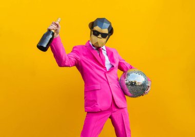 Renkli arka planda komik düşük polyester maskeli mutlu bir adam reklamcılık için yaratıcı kavramsal bir fikir düşük poligami kağıt maskeli bir yetişkin komik pozlar veriyor.