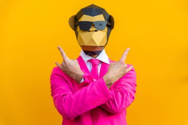 Renkli arka planda komik düşük polyester maskeli mutlu bir adam reklamcılık için yaratıcı kavramsal bir fikir düşük poligami kağıt maskeli bir yetişkin komik pozlar veriyor.