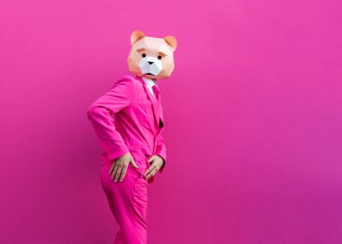 Renkli arka planda komik düşük polyester maskeli mutlu bir adam reklamcılık için yaratıcı kavramsal bir fikir düşük poligami kağıt maskeli bir yetişkin komik pozlar veriyor.