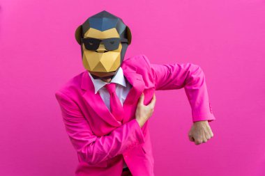 Renkli arka planda komik düşük polyester maskeli mutlu bir adam reklamcılık için yaratıcı kavramsal bir fikir düşük poligami kağıt maskeli bir yetişkin komik pozlar veriyor.