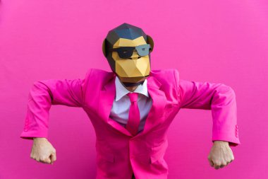 Renkli arka planda komik düşük polyester maskeli mutlu bir adam reklamcılık için yaratıcı kavramsal bir fikir düşük poligami kağıt maskeli bir yetişkin komik pozlar veriyor.