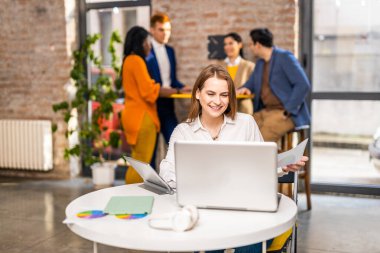 Proje yöneticileri ve çalışanları fikir üretmek için beyin fırtınası yapıyorlar - çok ırklı işçi grubu yeni açılan bir ofiste iş toplantısı yapıyor