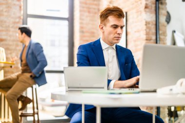 Proje yöneticileri ve çalışanları fikir üretmek için beyin fırtınası yapıyorlar - çok ırklı işçi grubu yeni açılan bir ofiste iş toplantısı yapıyor