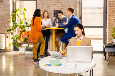 Proje yöneticileri ve çalışanları fikir üretmek için beyin fırtınası yapıyorlar - çok ırklı işçi grubu yeni açılan bir ofiste iş toplantısı yapıyor