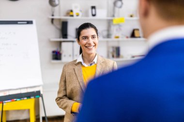 Proje yöneticileri ve çalışanları fikir üretmek için beyin fırtınası yapıyorlar - çok ırklı işçi grubu yeni açılan bir ofiste iş toplantısı yapıyor