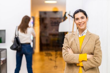 Proje yöneticileri ve çalışanları fikir üretmek için beyin fırtınası yapıyorlar - çok ırklı işçi grubu yeni açılan bir ofiste iş toplantısı yapıyor