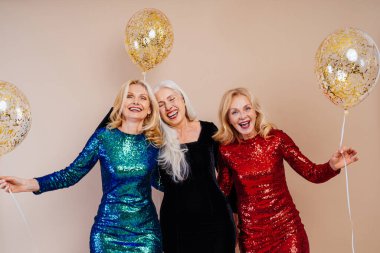 Yaşlı, şen şakrak elbiseli, egzantrik görünümlü, yaşlı kadın dolu bir partide eğlenen, klonlanmış arka planda zehirlenen yaşlı kadın konseptleri.