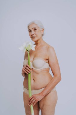 Genç ve temiz görünümlü güzel bir son sınıf öğrencisi, güzel bir fotoğraf, 60 yaşını geçmiş mükemmel bir cilde sahip, yaşlı bir kadın, güzellik ve cilt bakımı ile ilgili kavramlar.