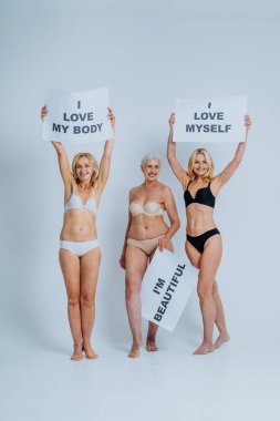 Genç ve temiz görünümlü güzel bir son sınıf öğrencisi, güzel bir fotoğraf, 60 yaşını geçmiş mükemmel bir cilde sahip, yaşlı bir kadın, güzellik ve cilt bakımı ile ilgili kavramlar.