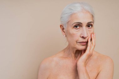 Genç ve temiz görünümlü güzel bir son sınıf öğrencisi, güzel bir fotoğraf, 60 yaşını geçmiş mükemmel bir cilde sahip, yaşlı bir kadın, güzellik ve cilt bakımı ile ilgili kavramlar.