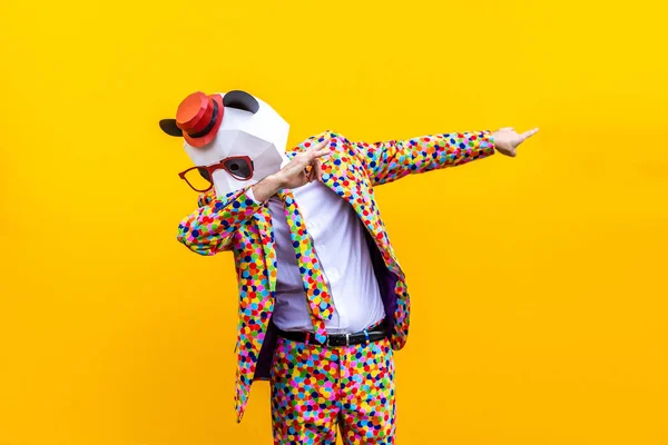 Homme Heureux Avec Drôle Masque Bas Poly Sur Fond Coloré — Photo
