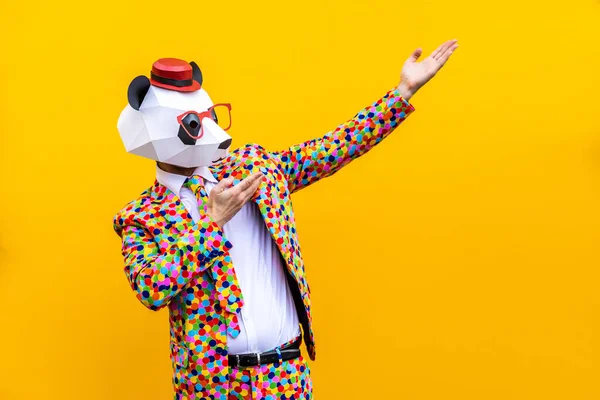 Hombre Feliz Con Divertida Máscara Polietileno Bajo Sobre Fondo Color — Foto de Stock