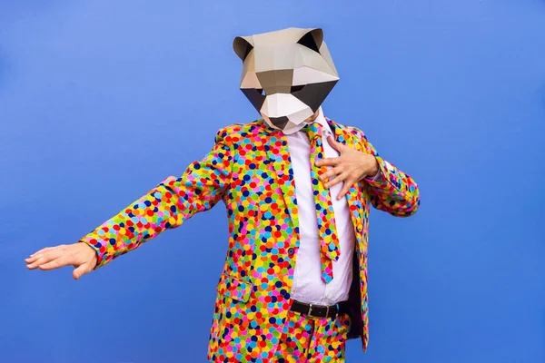 Hombre Feliz Con Divertida Máscara Polietileno Bajo Sobre Fondo Color — Foto de Stock