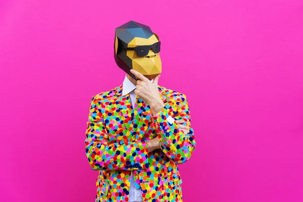 Homem Feliz Com Máscara Poli Baixo Engraçado Fundo Colorido Ideia — Fotografia de Stock