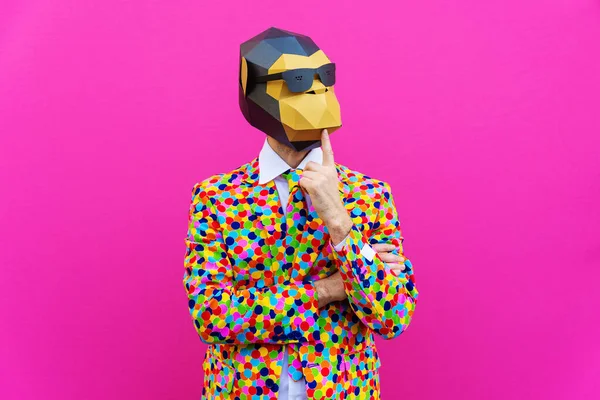 Счастливый Мужчина Смешной Низкопольной Маской Цветном Фоне Креативная Концептуальная Идея — стоковое фото
