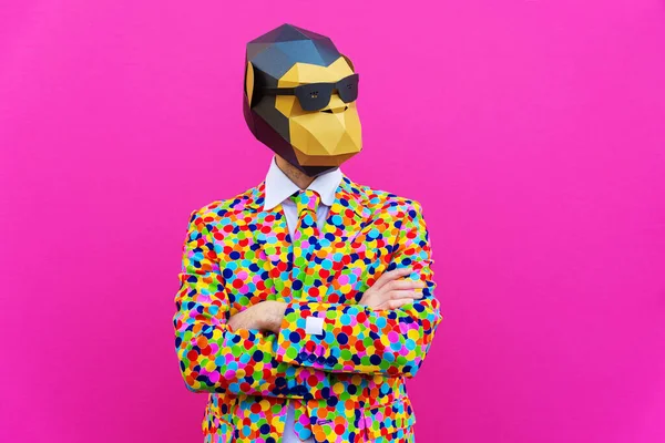 Счастливый Мужчина Смешной Низкопольной Маской Цветном Фоне Креативная Концептуальная Идея — стоковое фото