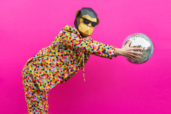 Homem Feliz Com Máscara Poli Baixo Engraçado Fundo Colorido Ideia — Fotografia de Stock