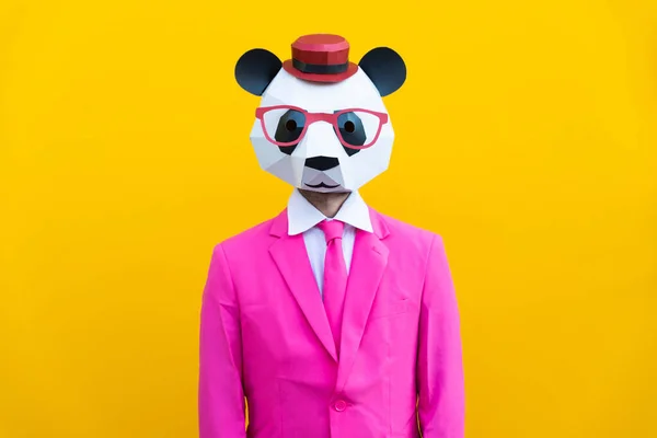Glad Man Med Rolig Låg Poly Mask Färgad Bakgrund Kreativ — Stockfoto