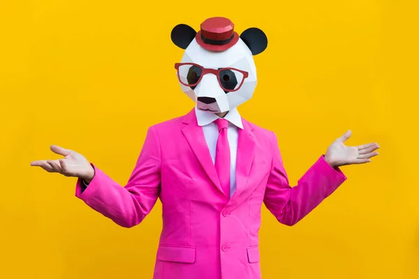 Renkli Arka Planda Komik Düşük Polyester Maskeli Mutlu Bir Adam — Stok fotoğraf